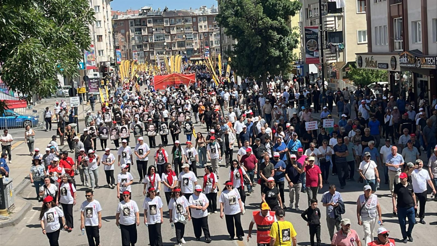 33 YILDIR DİNMİYEN ACI… KÜRECİKLİLER HALK İNİSİYATİFİ 33 CAN İÇİN SİVAS’TAYDI
