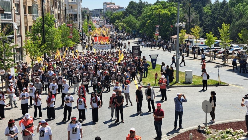 33 YILDIR DİNMİYEN ACI… KÜRECİKLİLER HALK İNİSİYATİFİ 33 CAN İÇİN SİVAS’TAYDI