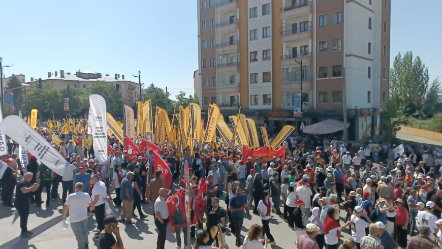33 YILDIR DİNMİYEN ACI… KÜRECİKLİLER HALK İNİSİYATİFİ 33 CAN İÇİN SİVAS’TAYDI
