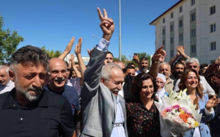 7 YILLIK TUTUKLULUĞUN ARDINDAN SELÇUK MIZRAKLI ÖZGÜR: DİYARBAKIR’IN SEÇİLMİŞ ESKİ EŞ BAŞKANI TAHLİYE EDİLDİ