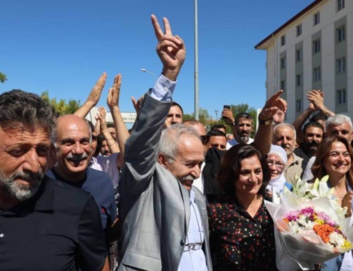 7 YILLIK TUTUKLULUĞUN ARDINDAN SELÇUK MIZRAKLI ÖZGÜR: DİYARBAKIR’IN SEÇİLMİŞ ESKİ EŞ BAŞKANI TAHLİYE EDİLDİ