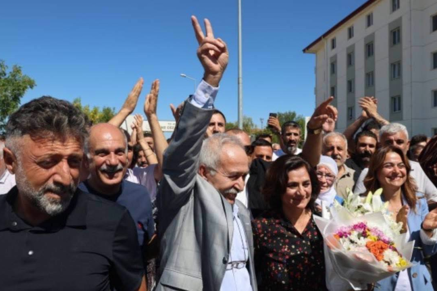 7 YILLIK TUTUKLULUĞUN ARDINDAN SELÇUK MIZRAKLI ÖZGÜR: DİYARBAKIR’IN SEÇİLMİŞ ESKİ EŞ BAŞKANI TAHLİYE EDİLDİ