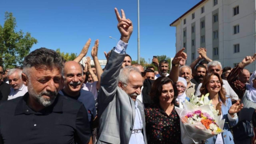 7 YILLIK TUTUKLULUĞUN ARDINDAN SELÇUK MIZRAKLI ÖZGÜR: DİYARBAKIR’IN SEÇİLMİŞ ESKİ EŞ BAŞKANI TAHLİYE EDİLDİ