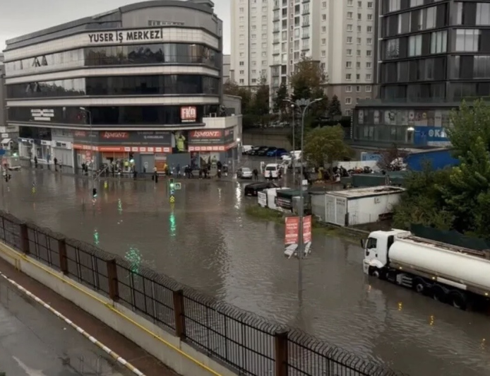 İSTANBUL TARİHİ SAĞANAĞIN PENÇESİNDE 41 YILIN EN YÜKSEK YAĞIŞ DEĞERLERİNDEN BİRİ KAYDEDİLDİ