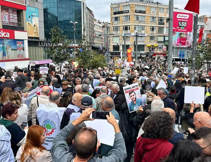 Gazeteciler ve yurttaşlar birçok kentte meydanlara çıktı “Sansüre hayır, habere özgürlük