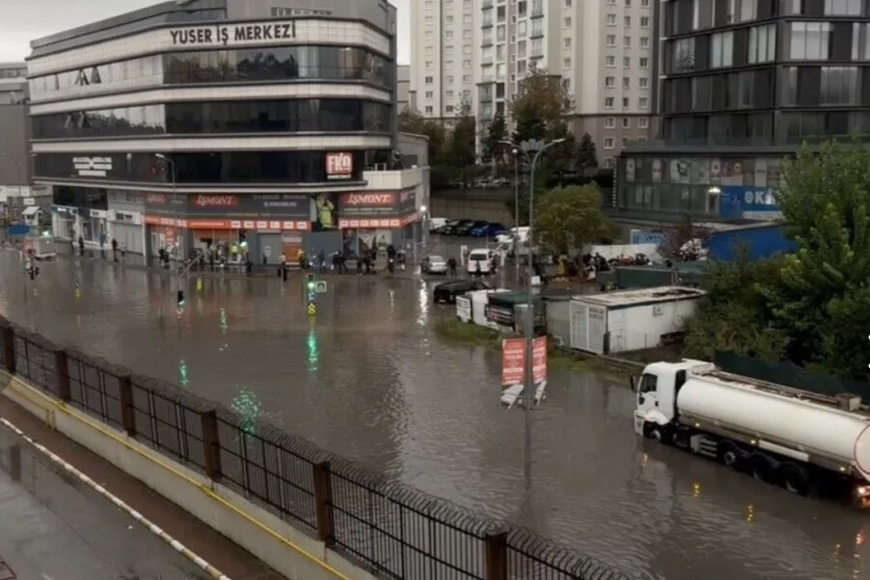 İSTANBUL TARİHİ SAĞANAĞIN PENÇESİNDE 41 YILIN EN YÜKSEK YAĞIŞ DEĞERLERİNDEN BİRİ KAYDEDİLDİ