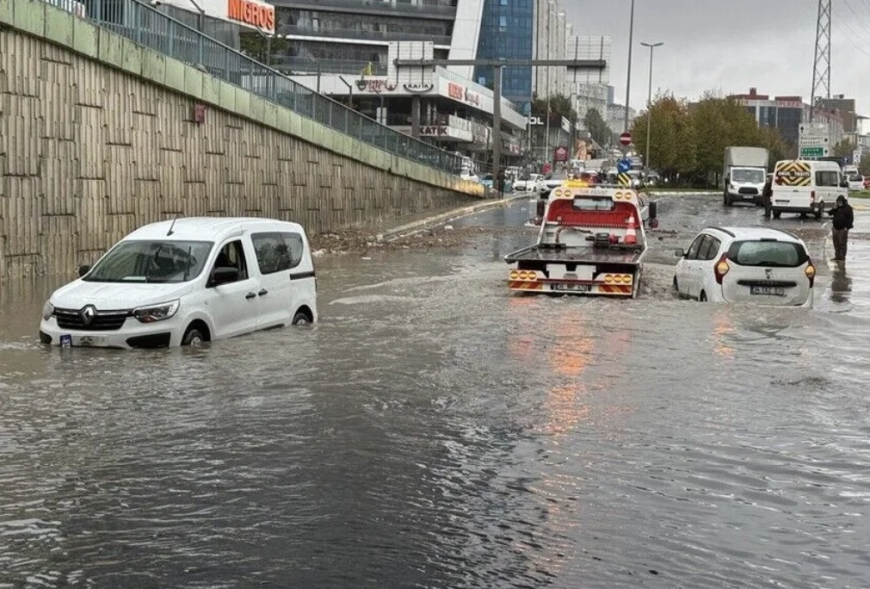 İSTANBUL TARİHİ SAĞANAĞIN PENÇESİNDE 41 YILIN EN YÜKSEK YAĞIŞ DEĞERLERİNDEN BİRİ KAYDEDİLDİ