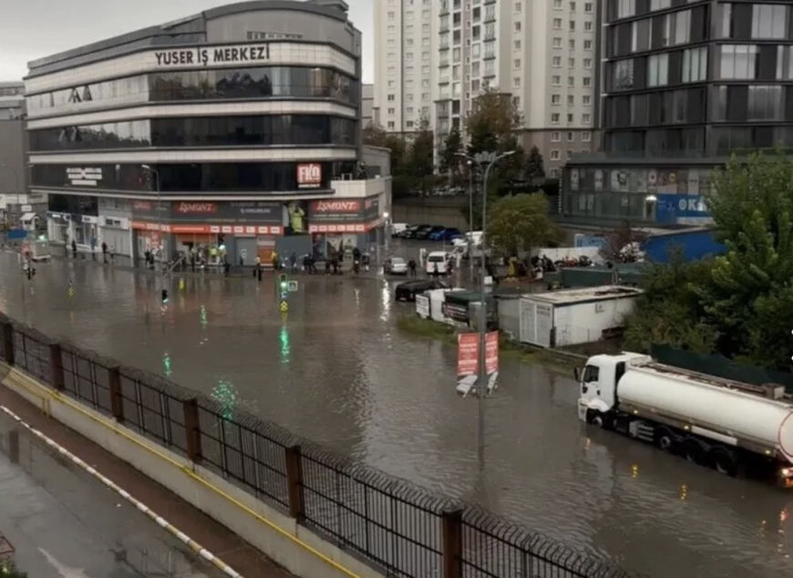 İSTANBUL TARİHİ SAĞANAĞIN PENÇESİNDE 41 YILIN EN YÜKSEK YAĞIŞ DEĞERLERİNDEN BİRİ KAYDEDİLDİ
