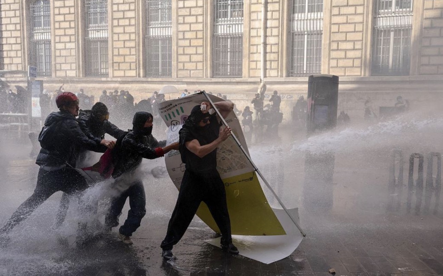 FRANSA’DA HAYAT PAHALILIĞINA KARŞI KİTLESEL PROTESTOLAR  ŞİDDET OLAYLARI, YAĞMA VE YANGINLAR ÜLKEYİ SARSTI
