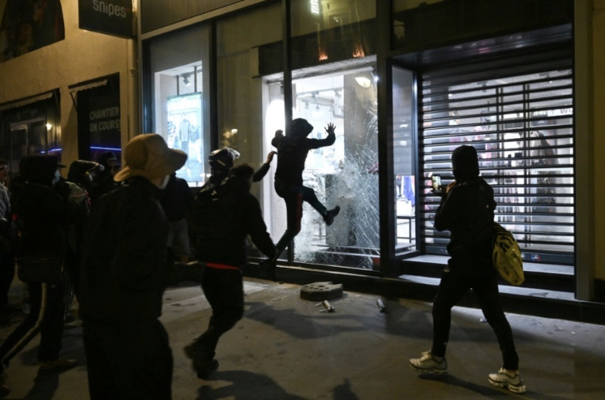 FRANSA’DA HAYAT PAHALILIĞINA KARŞI KİTLESEL PROTESTOLAR  ŞİDDET OLAYLARI, YAĞMA VE YANGINLAR ÜLKEYİ SARSTI