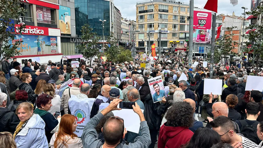 Gazeteciler ve yurttaşlar birçok kentte meydanlara çıktı “Sansüre hayır, habere özgürlük